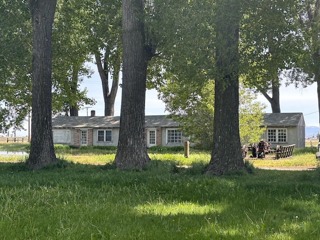 view of front facade with a front lawn