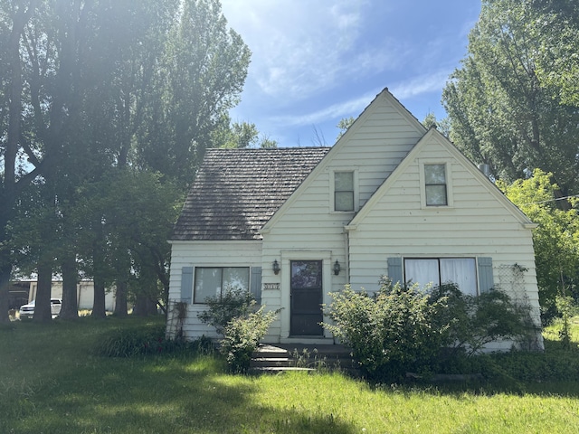 view of front of property with a front lawn