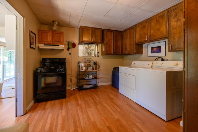 washroom featuring light wood-type flooring and independent washer and dryer