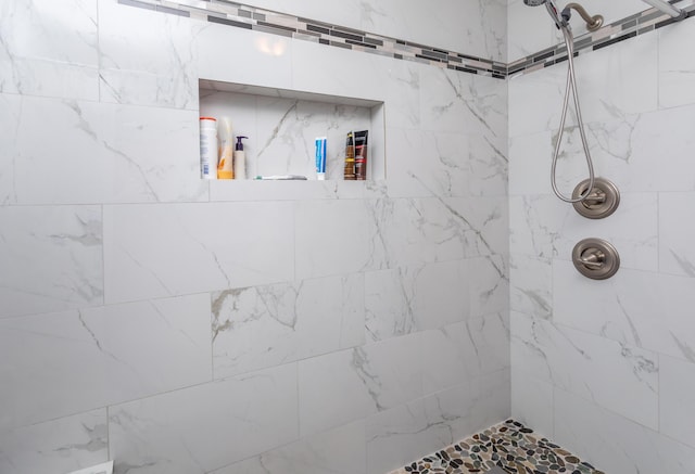 bathroom featuring a tile shower