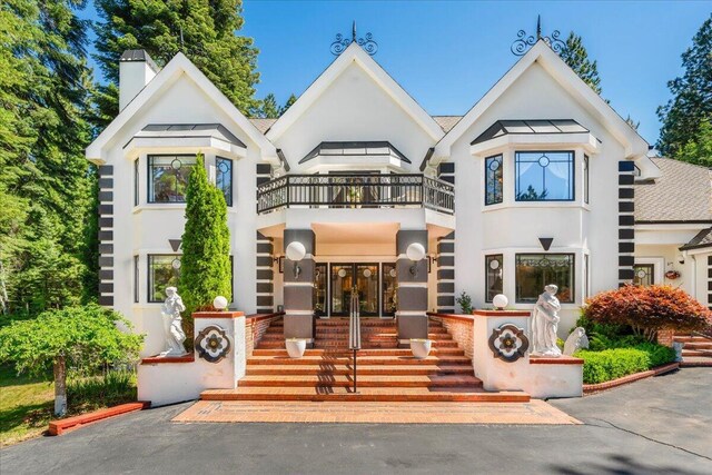 view of front of house with a balcony