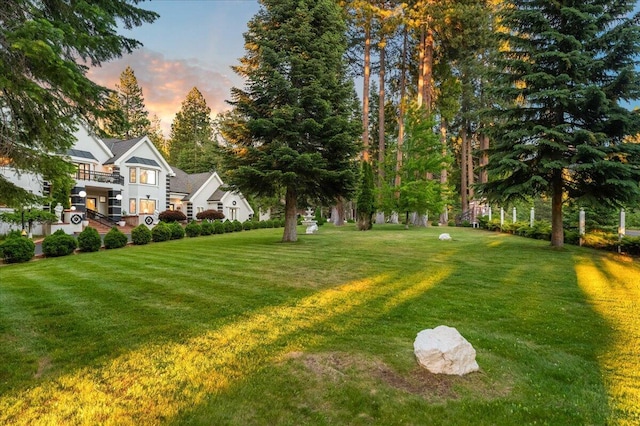 view of yard at dusk