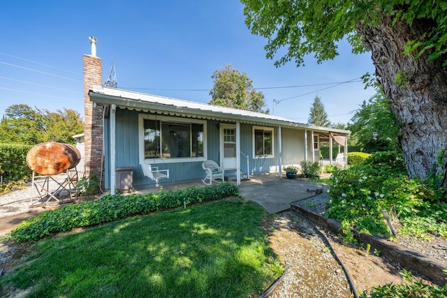 view of front facade featuring a front yard and covered porch