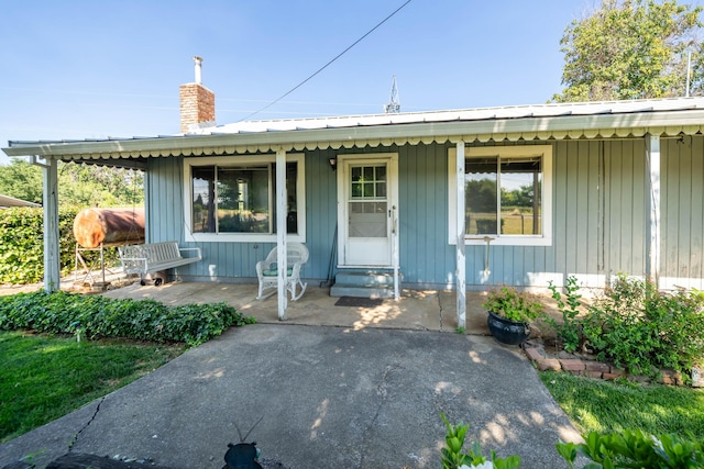 view of front of property featuring a porch