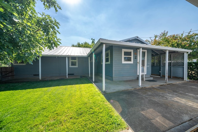 view of front facade featuring a carport and a front lawn