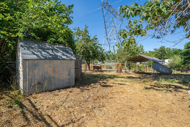 view of yard with a storage shed