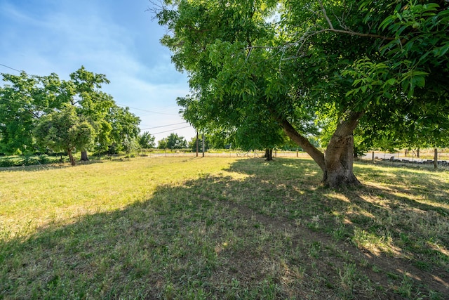 view of yard featuring a rural view