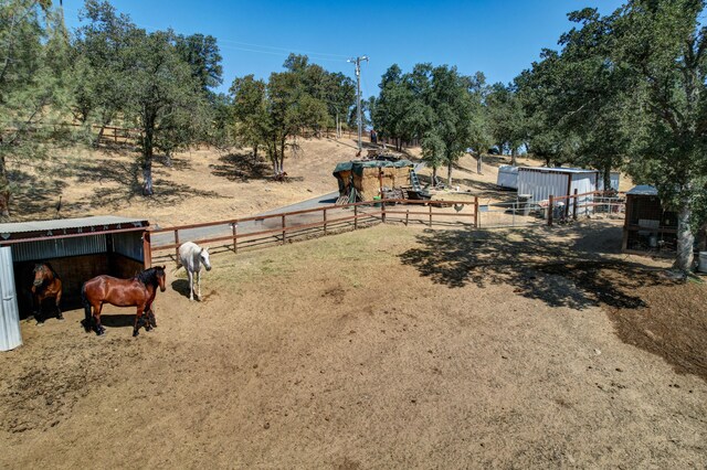 view of yard featuring a rural view