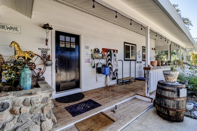 property entrance featuring a porch