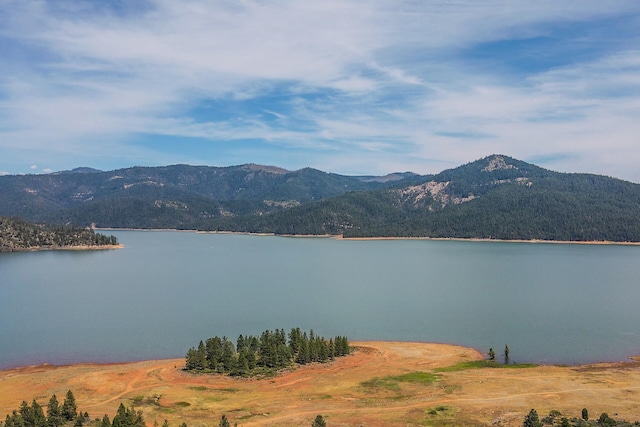 water view with a mountain view