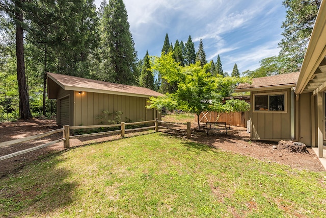 view of yard featuring an outdoor structure