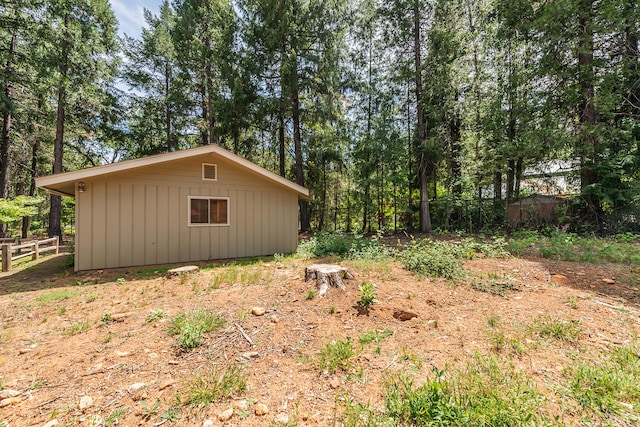 view of yard featuring an outdoor structure