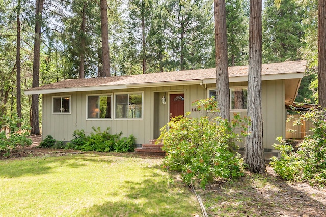 single story home featuring a front lawn