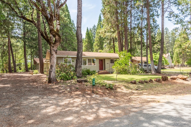 view of front of home featuring a front yard