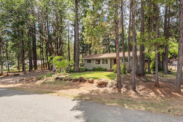 view of front of home featuring a front lawn