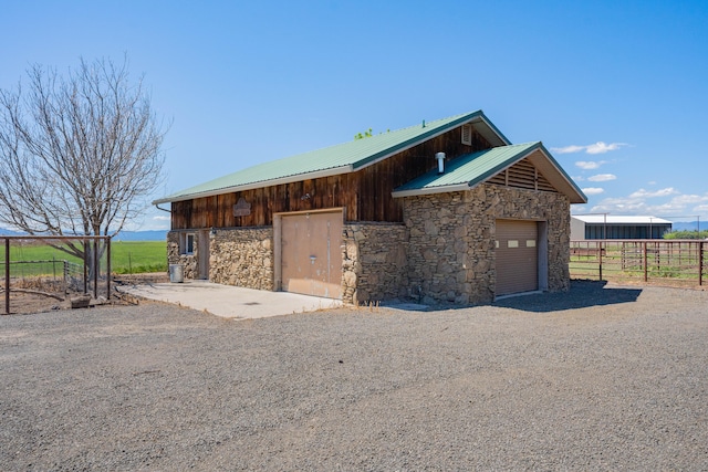 view of front of property featuring an outbuilding