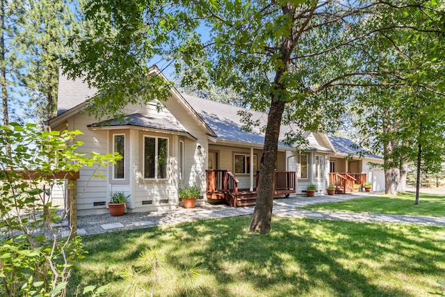 view of front facade with a front lawn