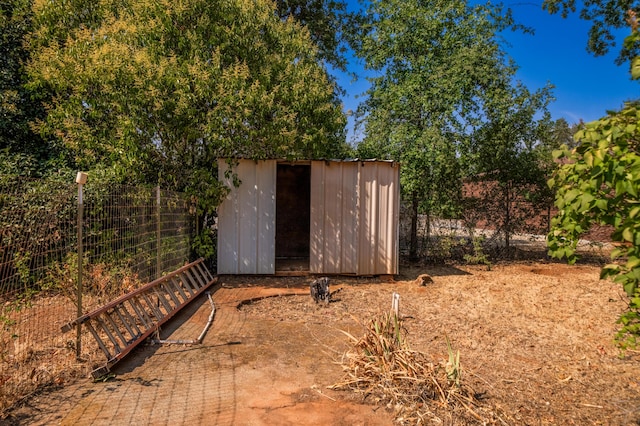 view of yard featuring a storage shed