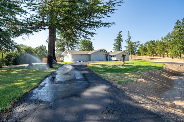 single story home featuring a front lawn