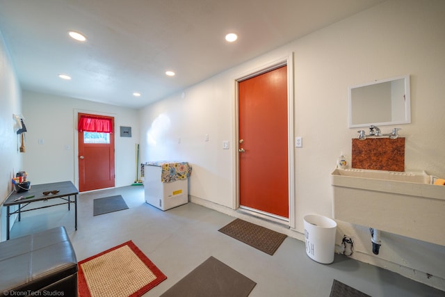 foyer featuring concrete floors and recessed lighting