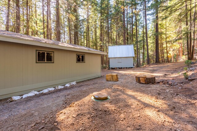 view of yard with an outbuilding