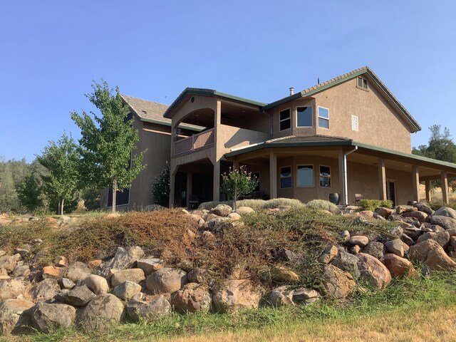 view of front of home featuring a balcony