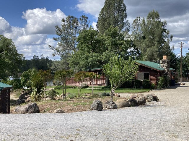 view of front of property featuring a front lawn