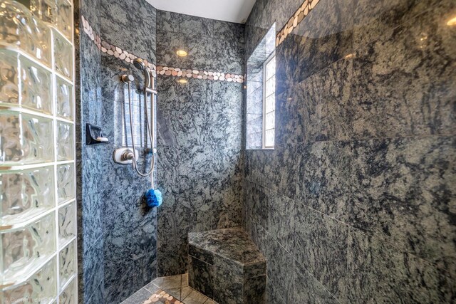 bathroom featuring a tile shower