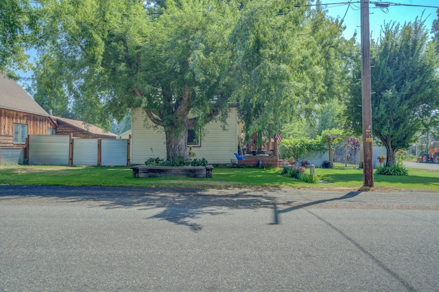 view of front of home featuring a front lawn