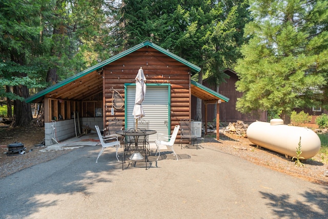 view of outdoor structure featuring an outbuilding