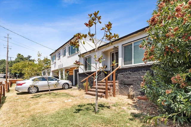 view of front facade with a front yard