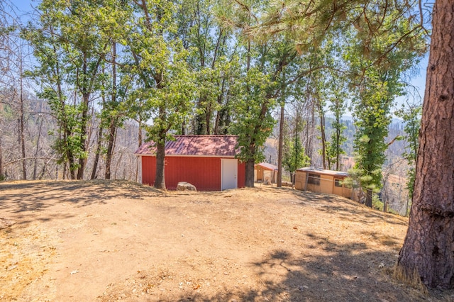 view of yard featuring an outbuilding