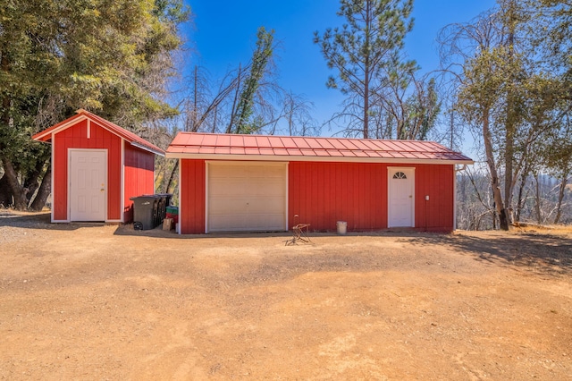 garage featuring dirt driveway