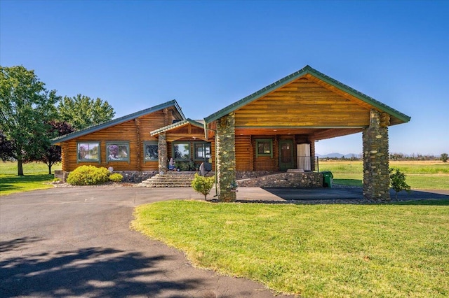 view of front of house featuring a front yard