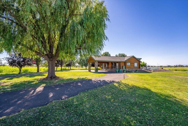 view of front of home featuring a front lawn