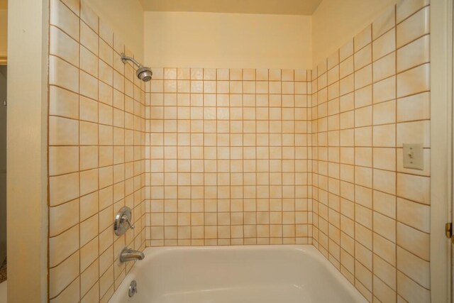 bathroom featuring tiled shower / bath