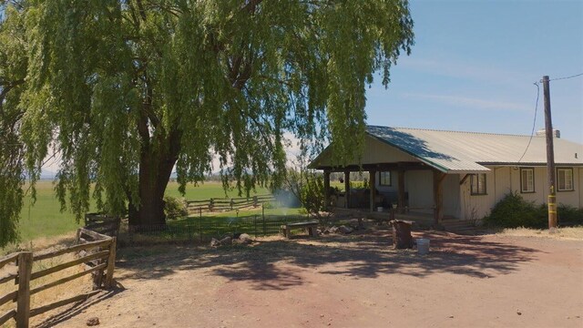 view of yard featuring a rural view