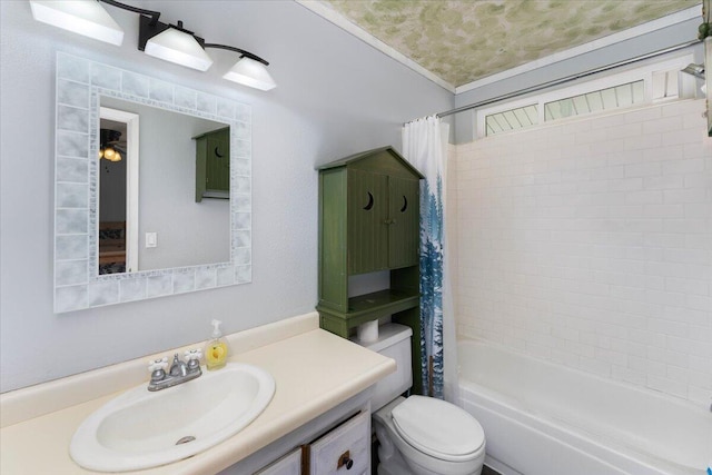 full bathroom featuring toilet, shower / tub combo with curtain, crown molding, and vanity