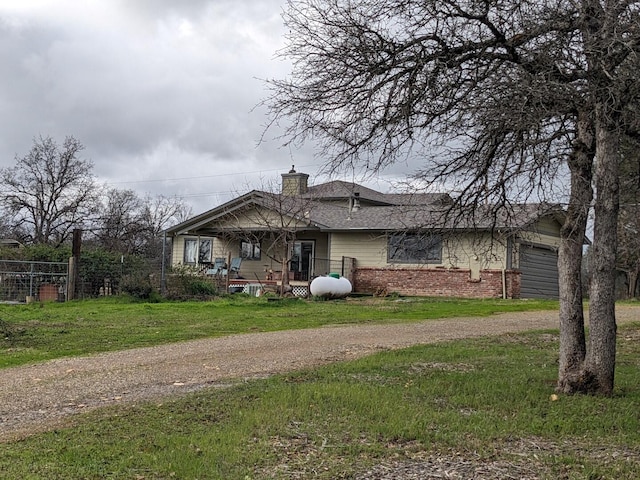 view of front of home featuring a front yard and a garage