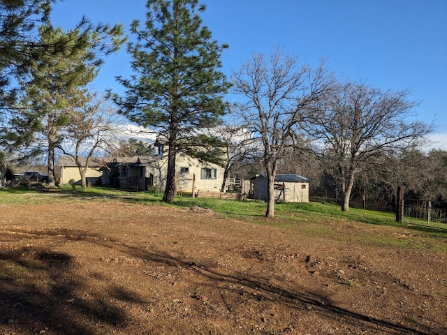 view of yard with a storage shed