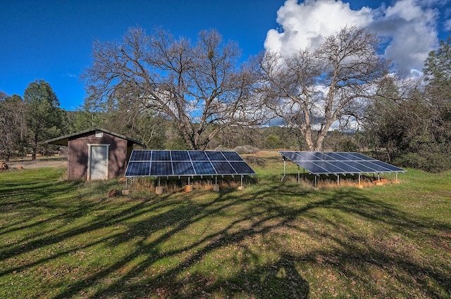 view of yard featuring a storage unit