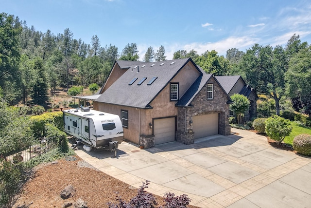 view of front property featuring a garage