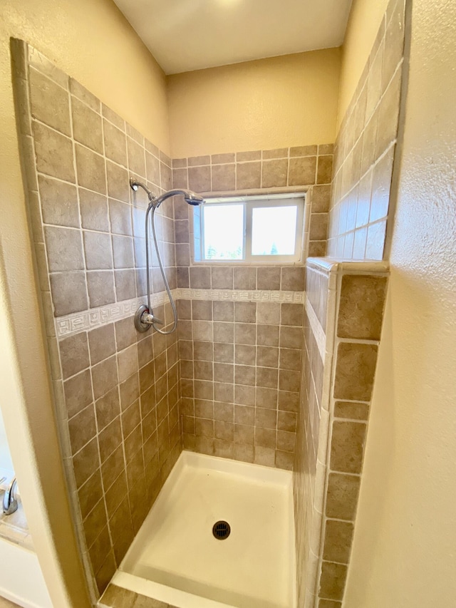 bathroom featuring tiled shower