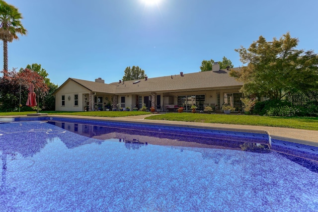 view of pool featuring a yard