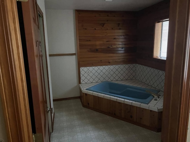 bathroom featuring a washtub