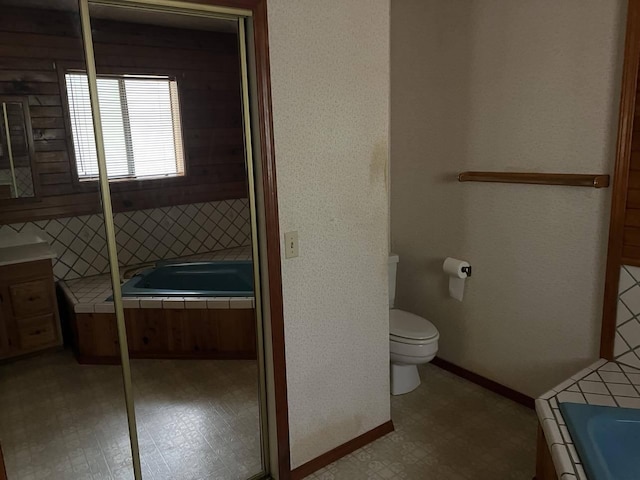 bathroom with toilet and a bathtub