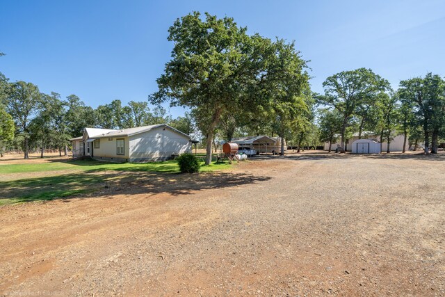 view of yard with a storage unit