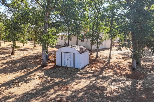 view of yard with a shed