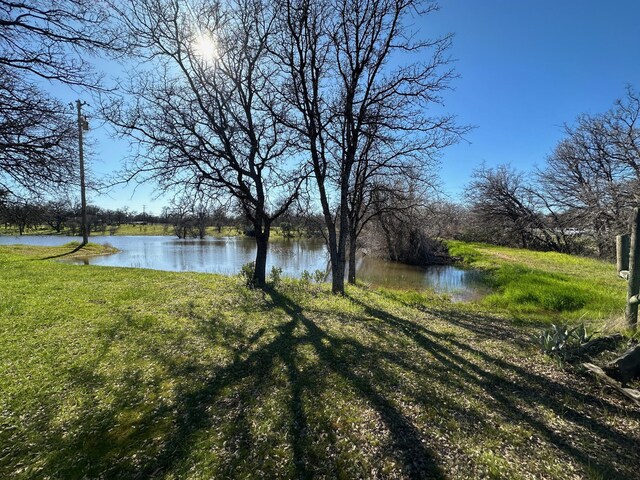 view of yard featuring a water view