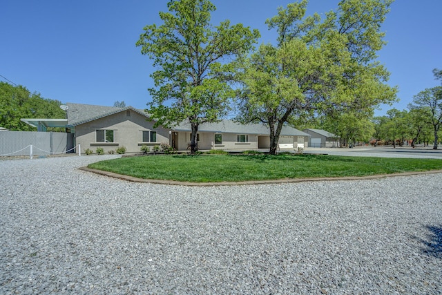 view of front facade featuring a front yard